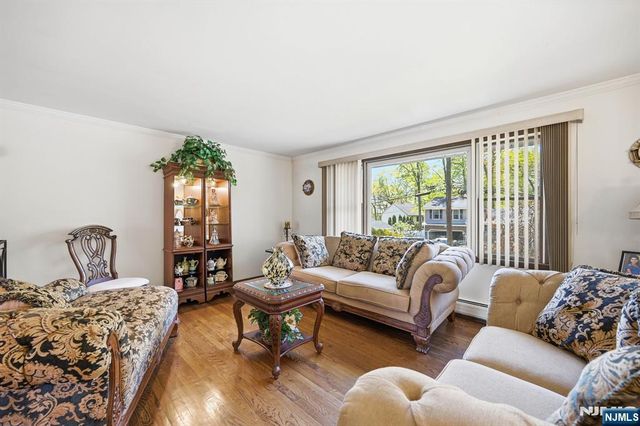 27 Pennsylvania Avenue, Montvale, NJ 07645