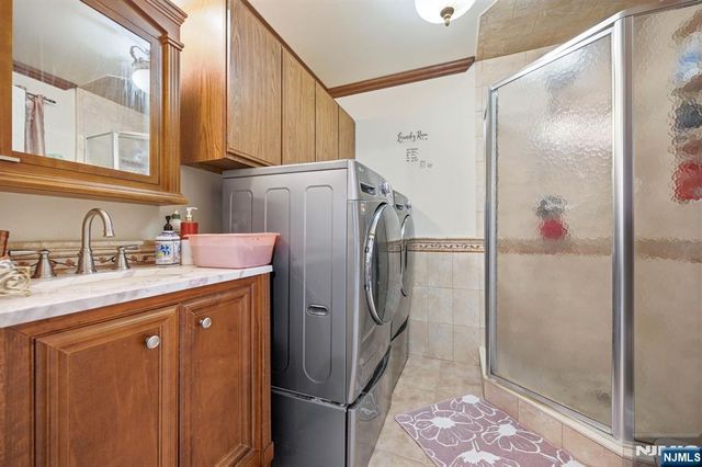 27 Pennsylvania Avenue, Montvale, NJ 07645