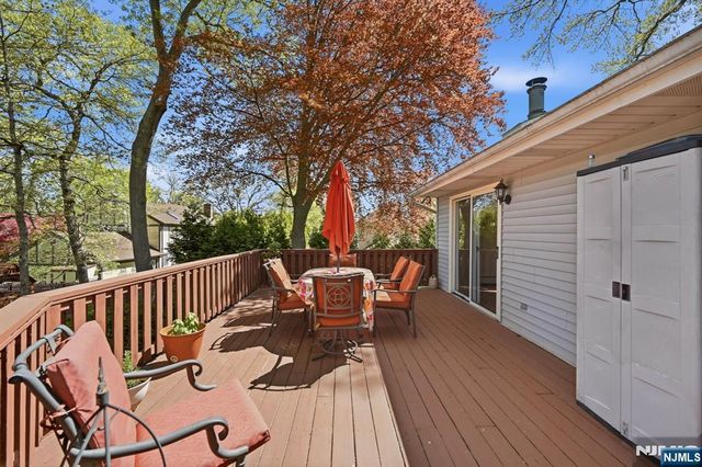27 Pennsylvania Avenue, Montvale, NJ 07645