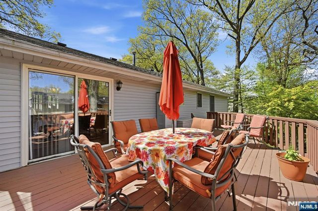 27 Pennsylvania Avenue, Montvale, NJ 07645