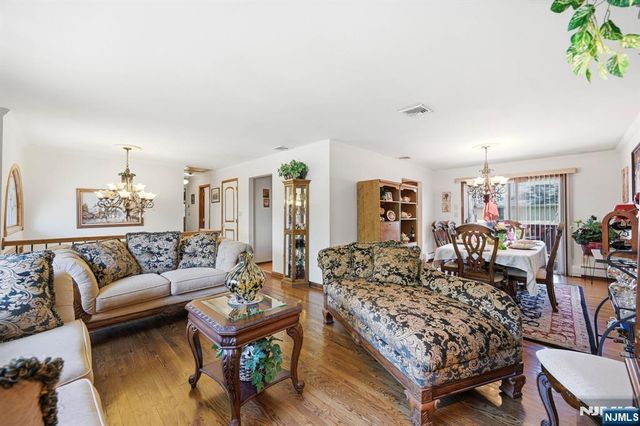 27 Pennsylvania Avenue, Montvale, NJ 07645