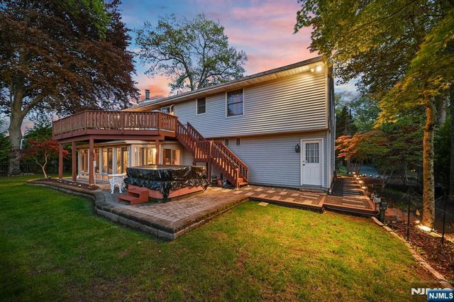 27 Pennsylvania Avenue, Montvale, NJ 07645
