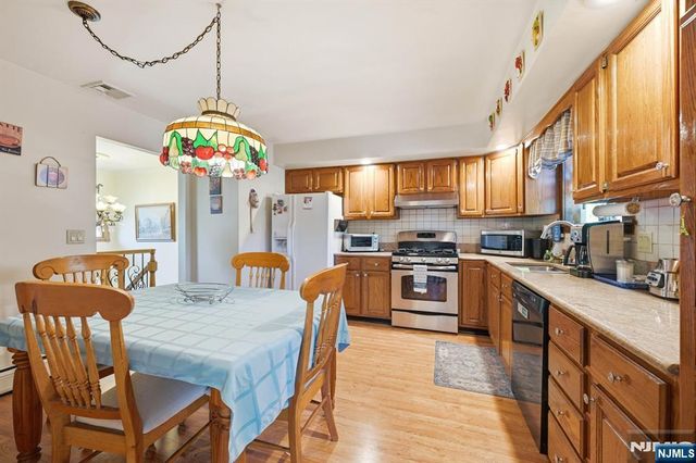 27 Pennsylvania Avenue, Montvale, NJ 07645