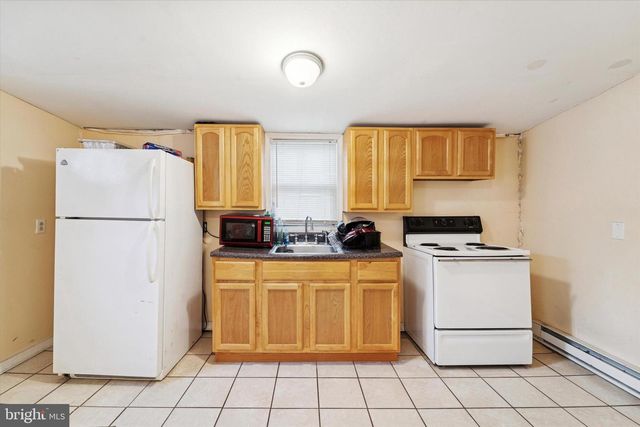 4 CREEK AVE, Darby, PA 19023