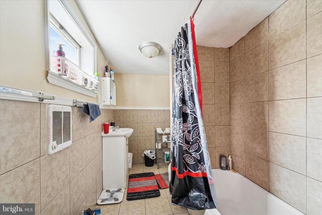 4 CREEK AVE, Darby, PA 19023