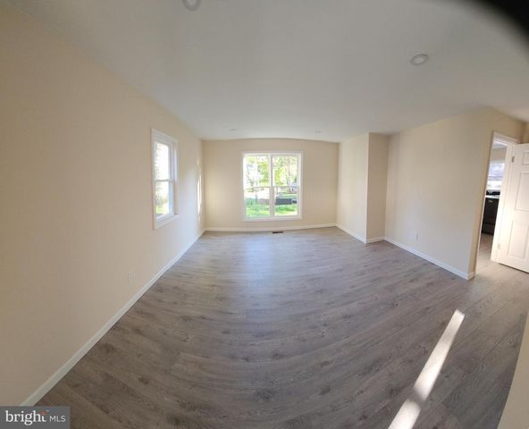 20 OAK AVE, Langhorne, PA 19047