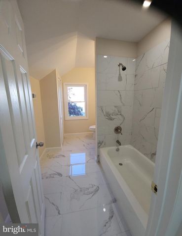 20 OAK AVE, Langhorne, PA 19047