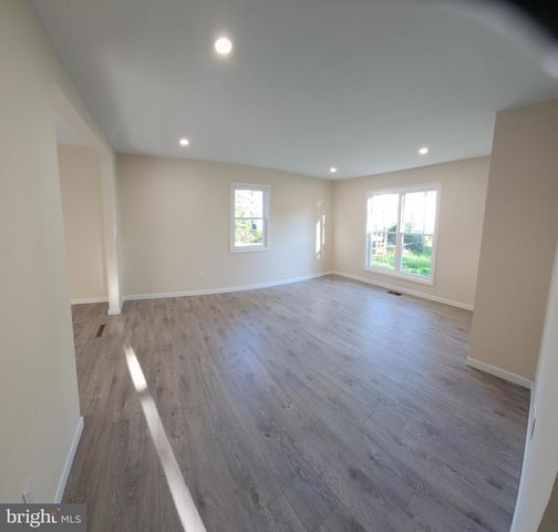 20 OAK AVE, Langhorne, PA 19047