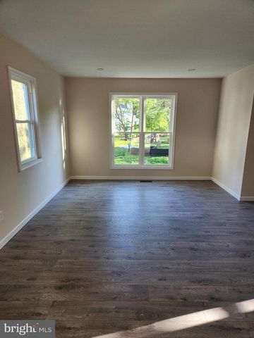 20 OAK AVE, Langhorne, PA 19047