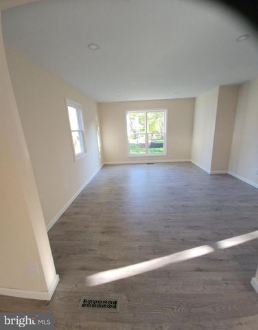 20 OAK AVE, Langhorne, PA 19047