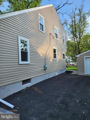 20 OAK AVE, Langhorne, PA 19047