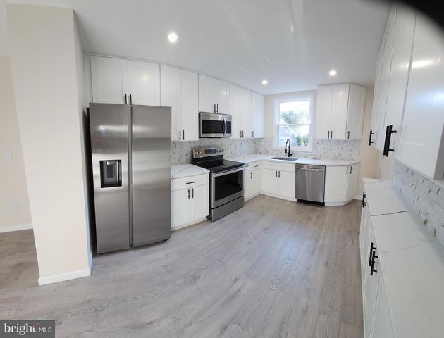 20 OAK AVE, Langhorne, PA 19047