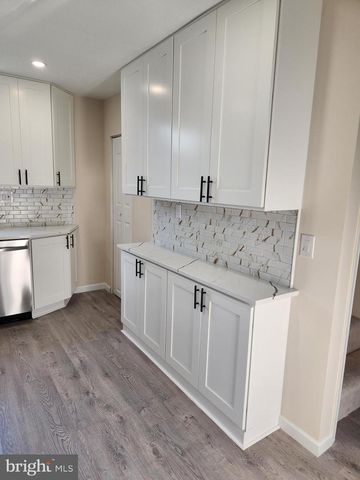 20 OAK AVE, Langhorne, PA 19047