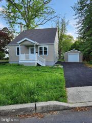20 OAK AVE, Langhorne, PA 19047