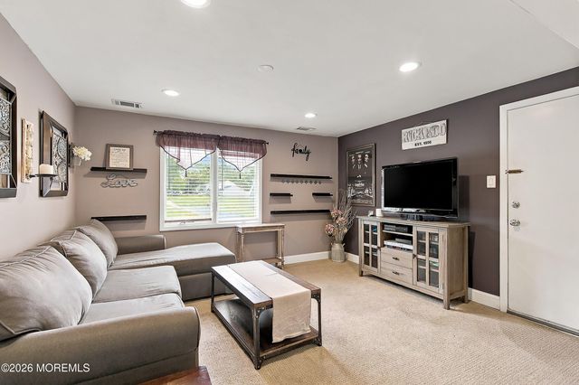 11 Stratford Drive, Manalapan, NJ 07726