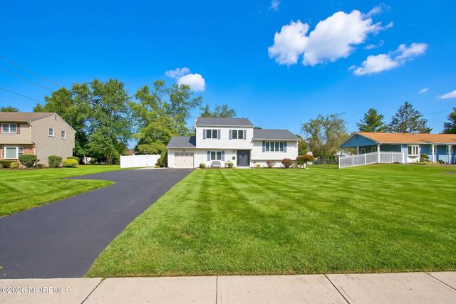 11 Stratford Drive, Manalapan, NJ 07726