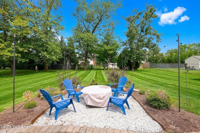 11 Stratford Drive, Manalapan, NJ 07726