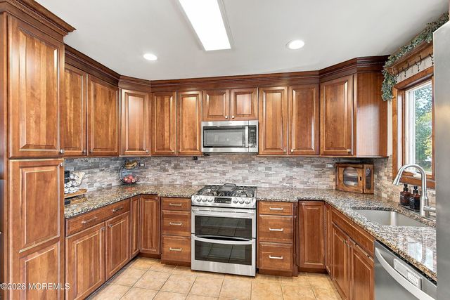 11 Stratford Drive, Manalapan, NJ 07726