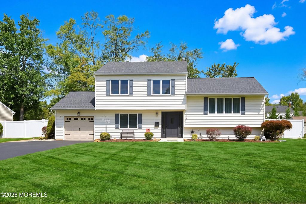 11 Stratford Drive, Manalapan, NJ 07726
