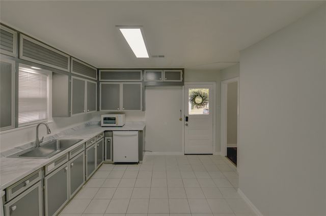 1100 Wade Hampton Street, Benbrook, TX 76126