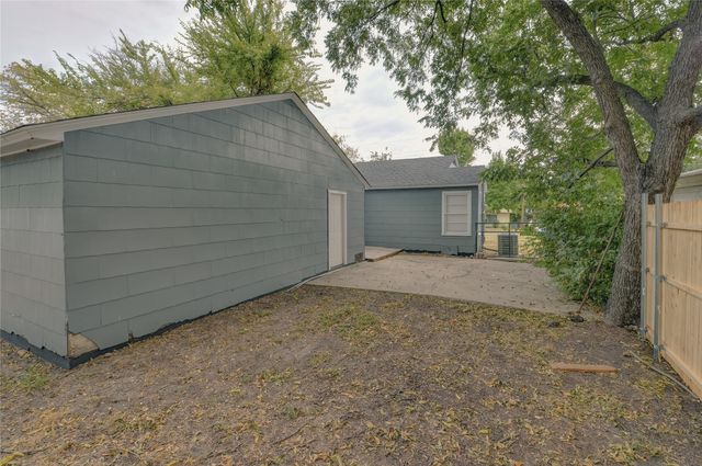 1100 Wade Hampton Street, Benbrook, TX 76126