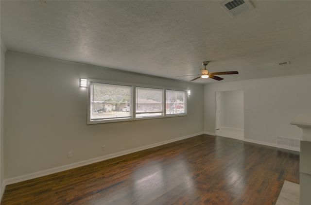 1100 Wade Hampton Street, Benbrook, TX 76126