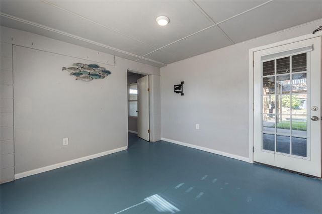 442 Pompano Street, Bayou Vista, TX 77563