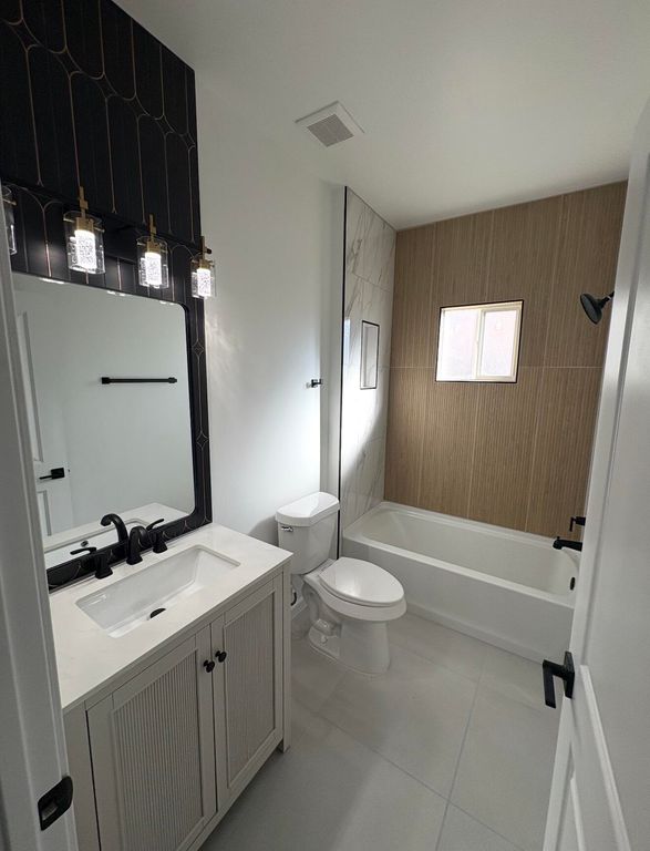 Image 7 of property listing at 702 Rincon De Romos Drive SE, Rio Rancho, NM 87124