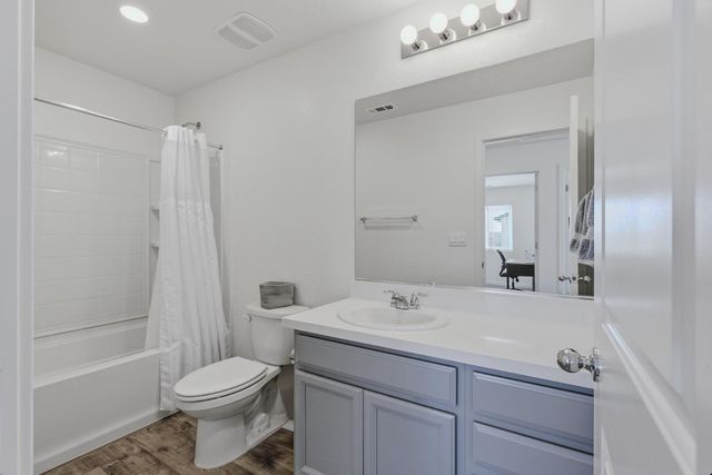 5040 Cumberland Dr, Roseville, CA 95747