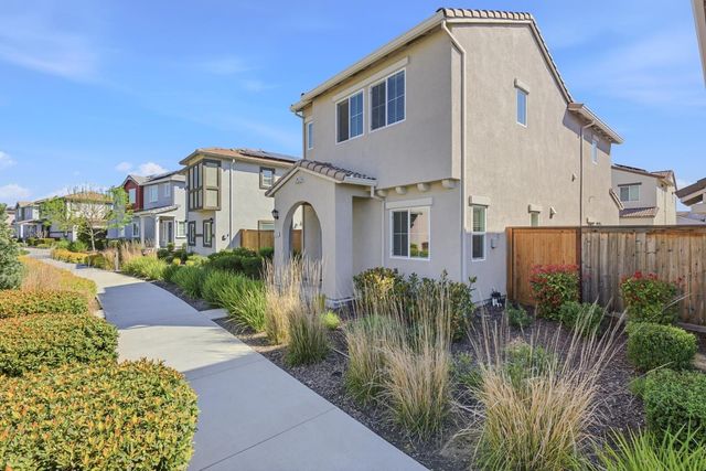 5040 Cumberland Dr, Roseville, CA 95747