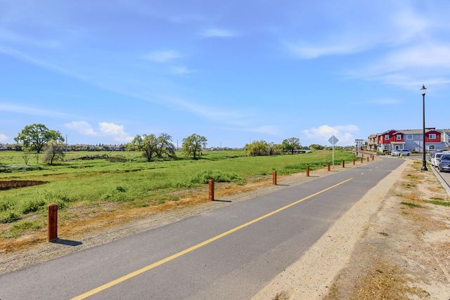 5040 Cumberland Dr, Roseville, CA 95747