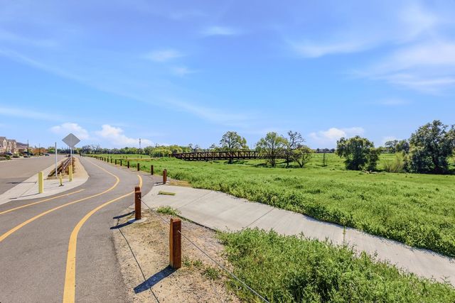 5040 Cumberland Dr, Roseville, CA 95747