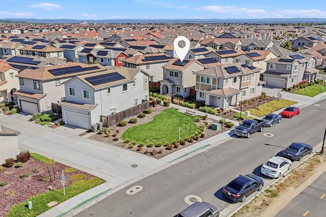 5040 Cumberland Dr, Roseville, CA 95747