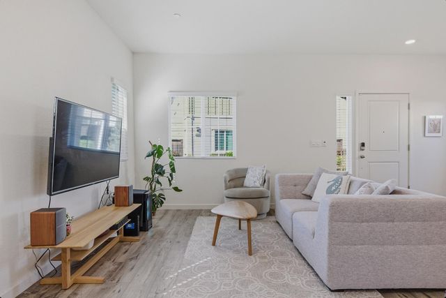 5040 Cumberland Dr, Roseville, CA 95747