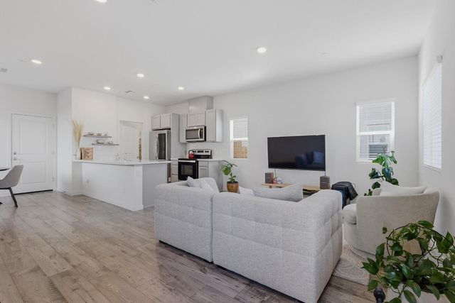 5040 Cumberland Dr, Roseville, CA 95747