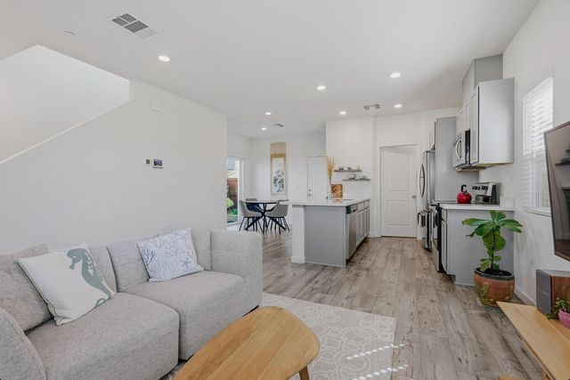 5040 Cumberland Dr, Roseville, CA 95747