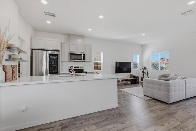 5040 Cumberland Dr, Roseville, CA 95747