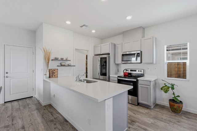 5040 Cumberland Dr, Roseville, CA 95747