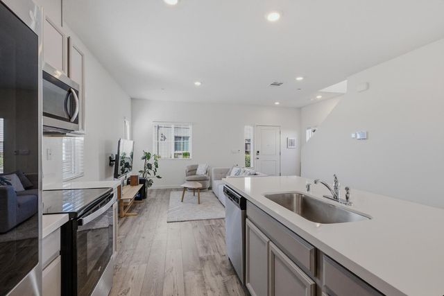 5040 Cumberland Dr, Roseville, CA 95747