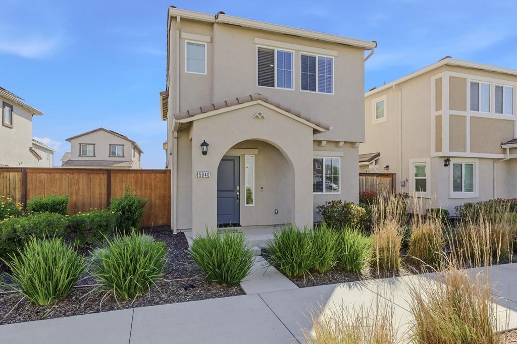 5040 Cumberland Dr, Roseville, CA 95747