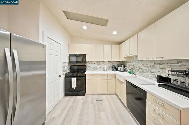 190 Medina Dr, Pacheco, CA 94553