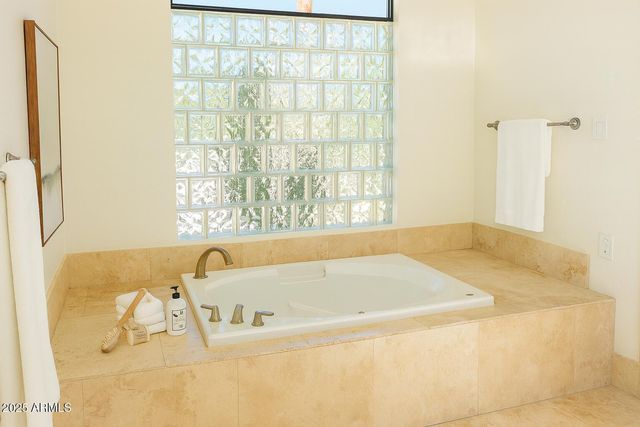 9943 E Island Circle, Scottsdale, AZ 85258