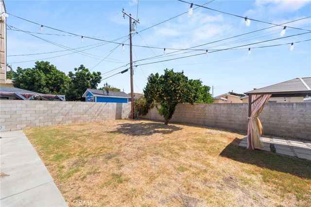 2211 Oak Street, Santa Ana, CA 92707