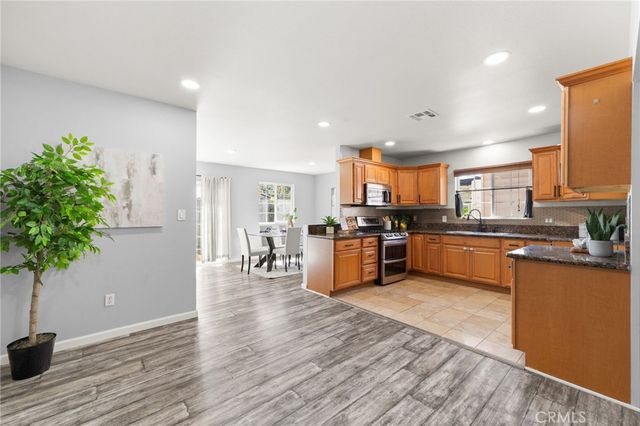 2211 Oak Street, Santa Ana, CA 92707
