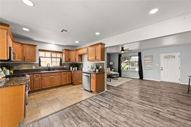 2211 Oak Street, Santa Ana, CA 92707
