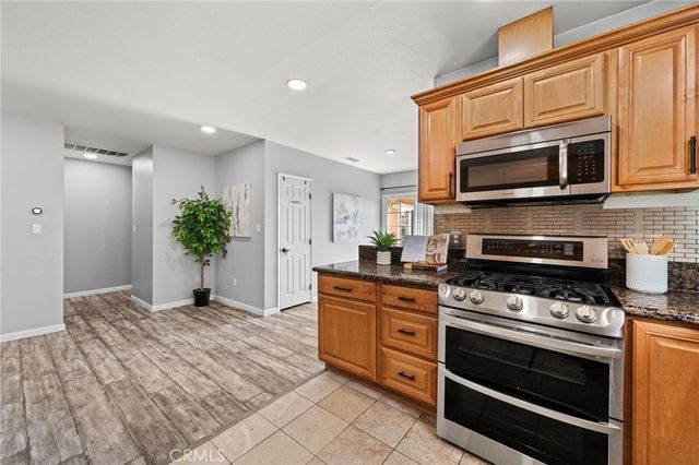 2211 Oak Street, Santa Ana, CA 92707