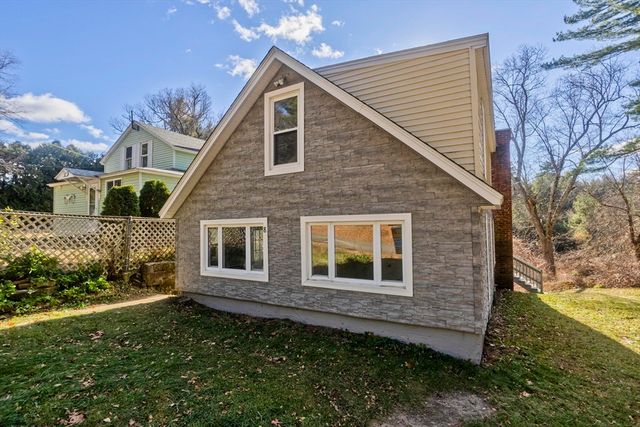 8 Summit Dr, Palmer, MA 01069