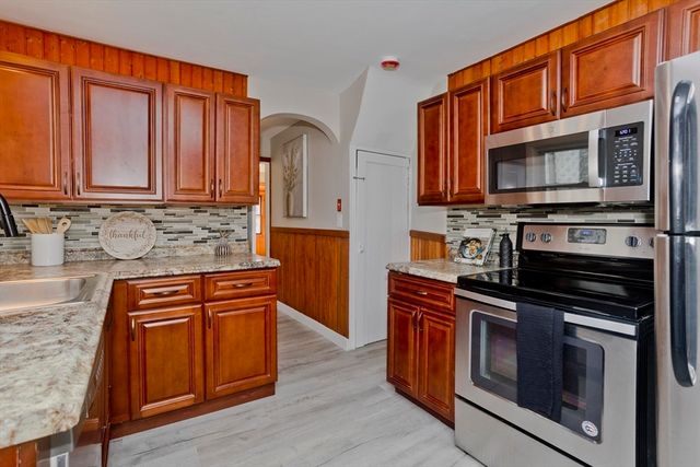 8 Summit Dr, Palmer, MA 01069