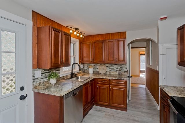 8 Summit Dr, Palmer, MA 01069