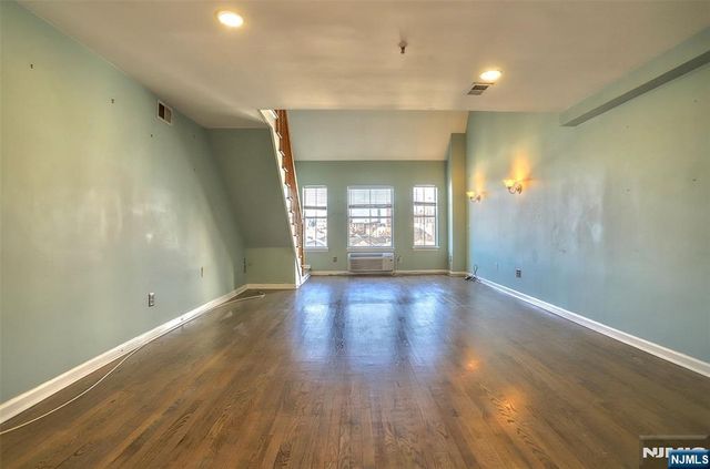 54 Polk P3, Newark, NJ 07105